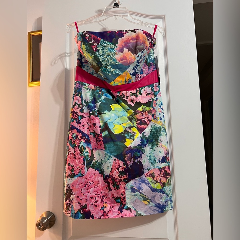 Floral strapless mini-dress